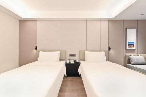 Postel nebo postele na pokoji v ubytování Atour Hotel Dalian Zhongshan Square