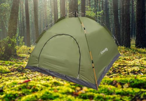 Trail4WD Adventure Camp Malshej Hills في مالشيج جات: خيمة خضراء تقع في وسط الغابة