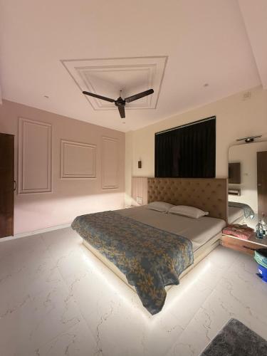 Ένα ή περισσότερα κρεβάτια σε δωμάτιο στο Hotel Tulip Inn & Lodging