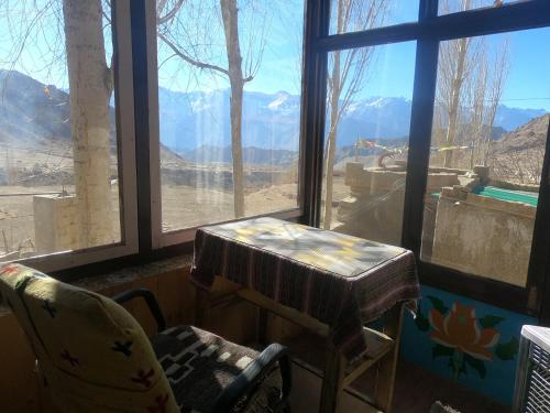 Vista general de una montaña o vista desde la habitación en casa particular