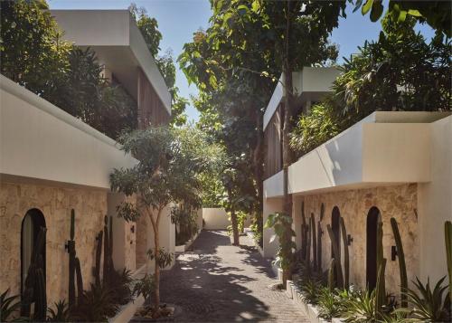 Tòa nhà nơi khách sạn tọa lạc