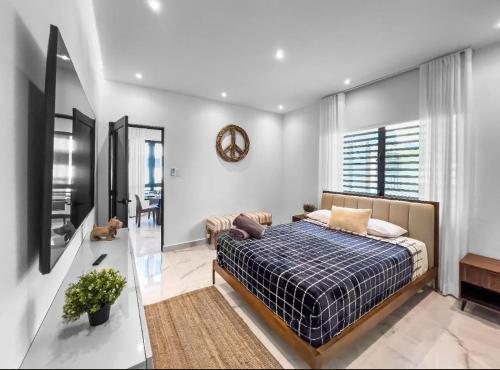 Postel nebo postele na pokoji v ubytování Hyde Park 5 Elegant Comfy Apt in San Juan