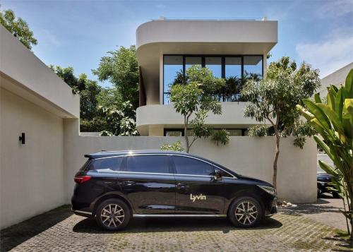 a black car parked in front of a house at Lyvin Bingin Villas in Uluwatu