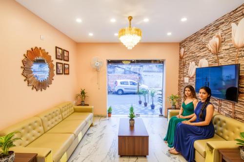 TV a/nebo společenská místnost v ubytování FabHotel Aqua Tulip - Nr Milan Mela