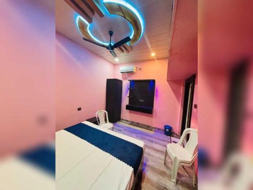 Μια τηλεόραση ή/και κέντρο ψυχαγωγίας στο Hotel O The Baba Guest House