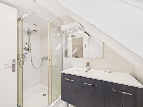 a bathroom with a sink and a shower at Maison pour 7 avec jardin - Quartier paisible in Plouguerneau