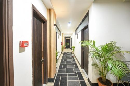 un pasillo de un edificio con plantas en FabHotel Ess Pee Grand, en Mohali