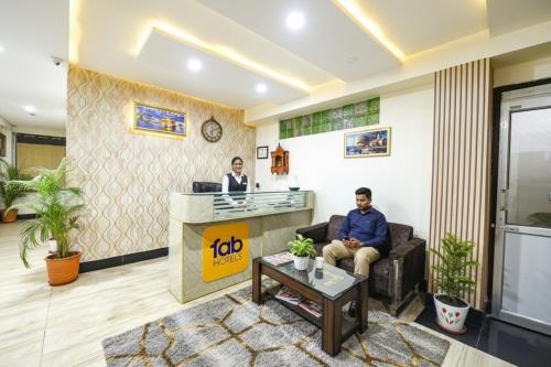 Dos hombres en una sala de espera en una entrevista de trabajo. en FabHotel Ess Pee Grand, en Mohali