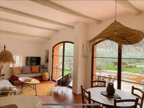 Χώρος καθιστικού στο Bohemian House Overlooking Roussillon