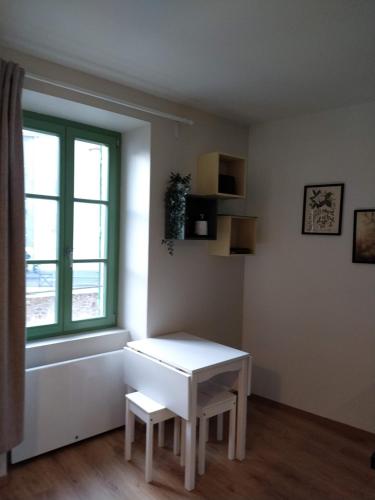 Фотография из галереи Appartement calme neuf équipé в городе Иссуар