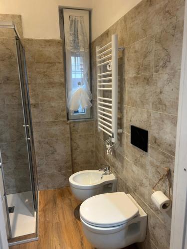 un baño con inodoro y ducha en Darsena Charming B&B by Villa Valentina Versilia, en Viareggio