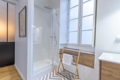 Le Barthou - T3 lumineux en centre-ville de Pau في بو: حمام مع دش ومغسلة