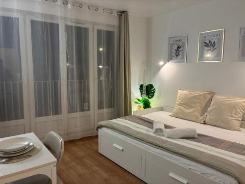 Ένα ή περισσότερα κρεβάτια σε δωμάτιο στο Studio lumineux, 10min de Paris