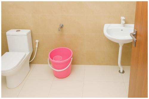 Phòng tắm tại Sunrakh Lane Ashiyana Hotel Shree# Laddoo# Gopal Dham Near Sri Saubhari Rishi Temple pond and Bankey Bihari Temple - Free Wi-Fi With Room Service - Fully Air conditioning Premium Room- Best Hotel In Vrindavan