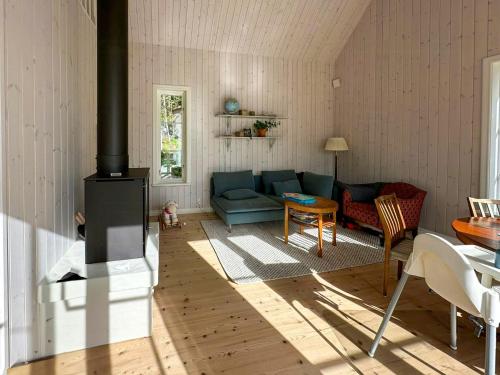 منطقة جلوس في Architect-Designed Cabin With Lake View In Hindås