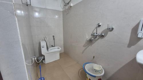 Songden Homestay في Kurseong: حمام أبيض مع مرحاض ومغسلة