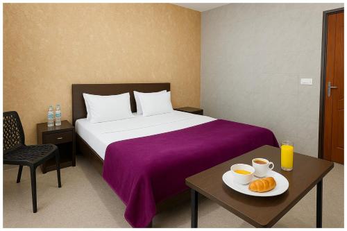 Giường trong phòng chung tại Sunrakh Lane Ashiyana Hotel Shree# Laddoo# Gopal Dham Near Sri Saubhari Rishi Temple pond and Bankey Bihari Temple - Free Wi-Fi With Room Service - Fully Air conditioning Premium Room- Best Hotel In Vrindavan