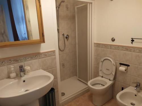 a bathroom with a sink and a toilet and a shower at B&B Lattrazionedelgeco in Terni