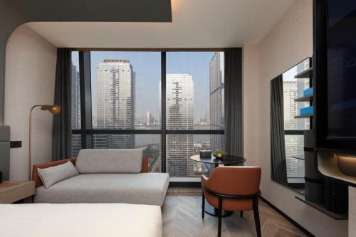 Ένα ή περισσότερα κρεβάτια σε δωμάτιο στο Atour S Hotel Wuhan Wuchang River Beach