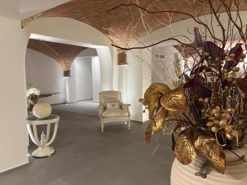 a living room with a vase with a plant in it at My Maison 49 in Empoli