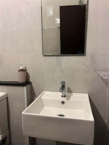 Φωτογραφία από το άλμπουμ του Lago Luxe Inn στην Τσενάι