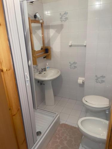 a bathroom with a toilet and a sink at Villa Anna Palumbo Sila in Torre Caprara