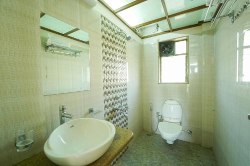 The Royal Villa في بانتشجانى: حمام مع مرحاض ومغسلة ونافذة
