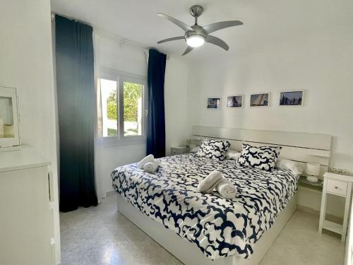a bedroom with a bed and a ceiling fan at Forcat - Apartamento con jardín y piscina in Ciutadella