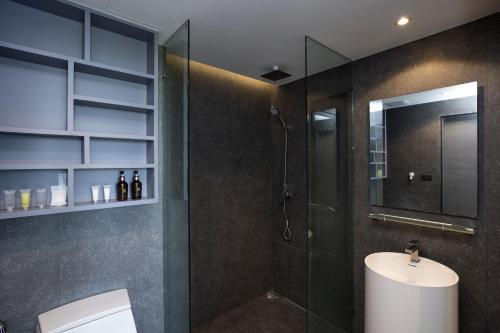 Phòng tắm tại 2 BR Apt Pool View - CTG B507-8