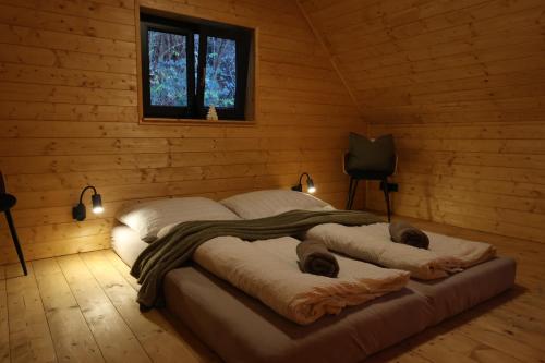 Ένα ή περισσότερα κρεβάτια σε δωμάτιο στο Chata Cedrus