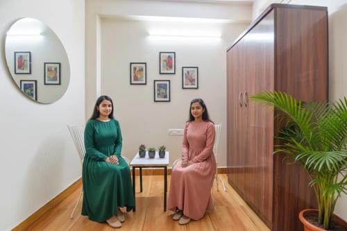 FabHotel Silver Stay 02 في جايبور: وجود امرأتين في غرفة