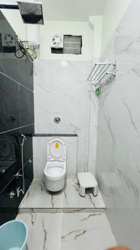 een witte badkamer met een toilet en een wastafel bij Rudrangan Suites Full Luxurious Villa Near Mahakaleshwar temple By AP villas and Resorts in Ujjain