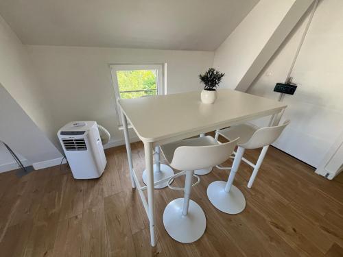 a white table and chairs in a room at Magnifique logement indépendant avec sa place de parking in La Celle-sous-Gouzon
