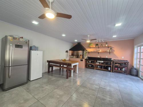 Køkken eller tekøkken på Casa de temporada Capão da Canoa