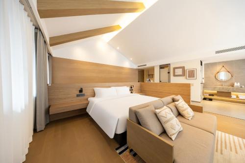 Postel nebo postele na pokoji v ubytování Floral Hotel Changbaishan Baihe Left Bank