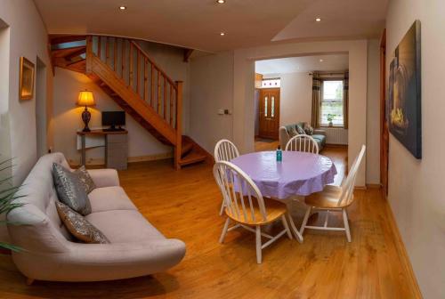 Khu vực ghế ngồi tại Isle of Erne Escape - Lakeside & Town Location