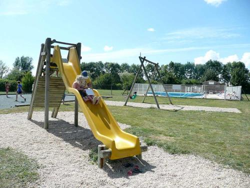 Ο χώρος παιχνιδιού για παιδιά στο Camping l'île Cariot