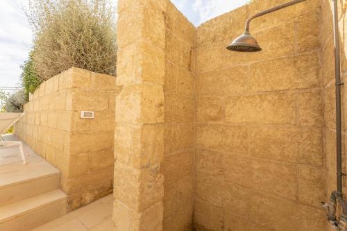 een douche in een stenen muur met een licht bij Appartamento Marinaia Panorama in Marittima