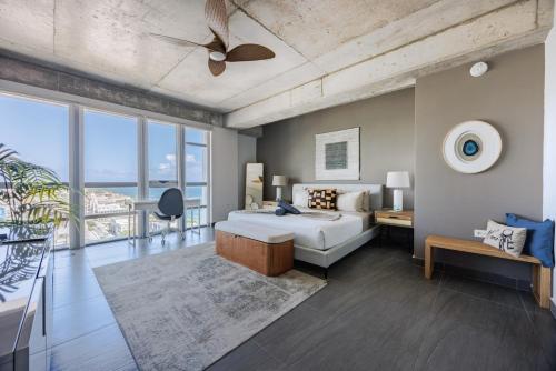 Un dormitorio con una cama y un ventilador de techo. en Atlantis 18 Breathtaking View Apt in San Juan, en San Juan