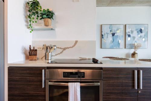 cocina con fogones de acero inoxidable horno superior en Atlantis 18 Breathtaking View Apt in San Juan, en San Juan