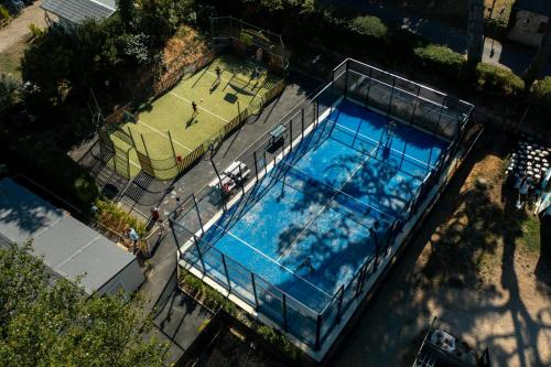 una vista aérea de una piscina con pista de tenis en Camping RCN Port l'Epine, en Trélévern