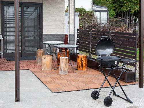 a grill and two tables on a patio at 月兎園 in Yoshioka