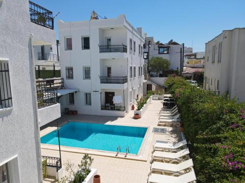 een appartement met een zwembad in het midden van een gebouw bij Casa Lume Suite in Bodrum City