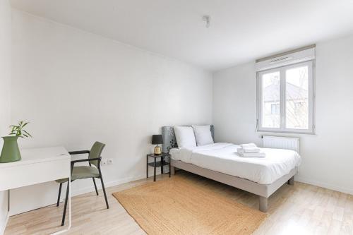 ein weißes Schlafzimmer mit einem Bett und einem Schreibtisch in der Unterkunft Venturia - 23 min en train de Paris in Le Plessis-Bouchard