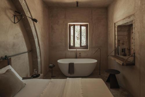 Ένα μπάνιο στο Drakoni Luxury Suite, an Architectural Hideaway, By ThinkVilla