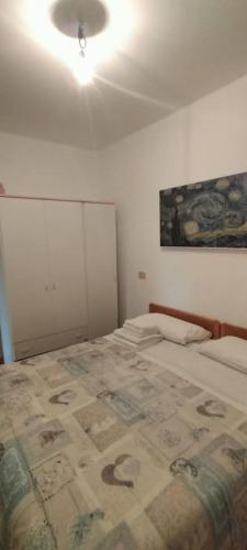 una camera con due letti e un soffitto di Casa Kalida a Santa Maria a Potenza