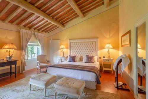 a bedroom with a large bed and a desk at VILLA PITTI AMERIGHI 26, Emma Villas in Pieve a Nievole