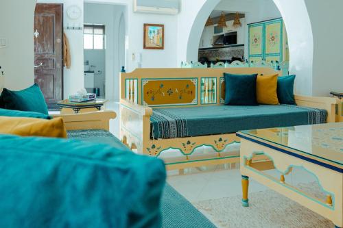 Villa Le Grand Bleu في ميدون: غرفة معيشة بها سرير وأريكة