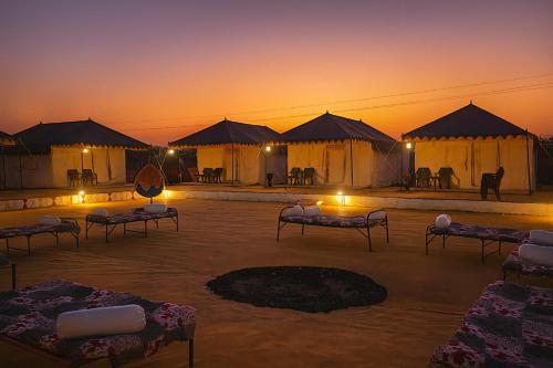 Η ανατολή ή δύση του ηλίου όπως φαίνεται από αυτό το ξενοδοχείο ή από εκεί κοντά