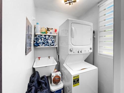 Ένα μπάνιο στο Sea Breeze Escape Sleeps 7 Pool in Ceiba